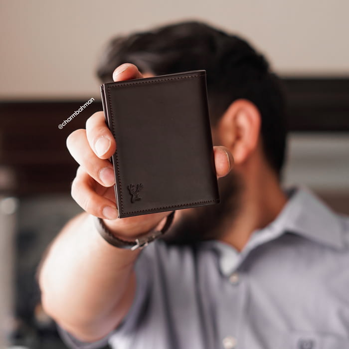 کیف کارت چرم طبیعی قهوه‌ای سوخته با طراحی کلاسیک و مینیمال