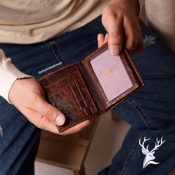 کیف کارت چرم طبیعی قهوه‌ای طرح کروکودیل نمای داخلی